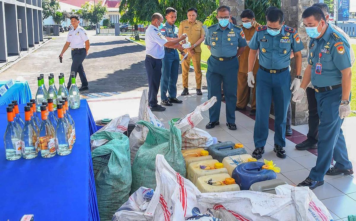 FOTO: Penyelundupan Sianida dan Miras Ilegal Senilai Setengah Miliar Lebih Digagalkan di Perairan Manado