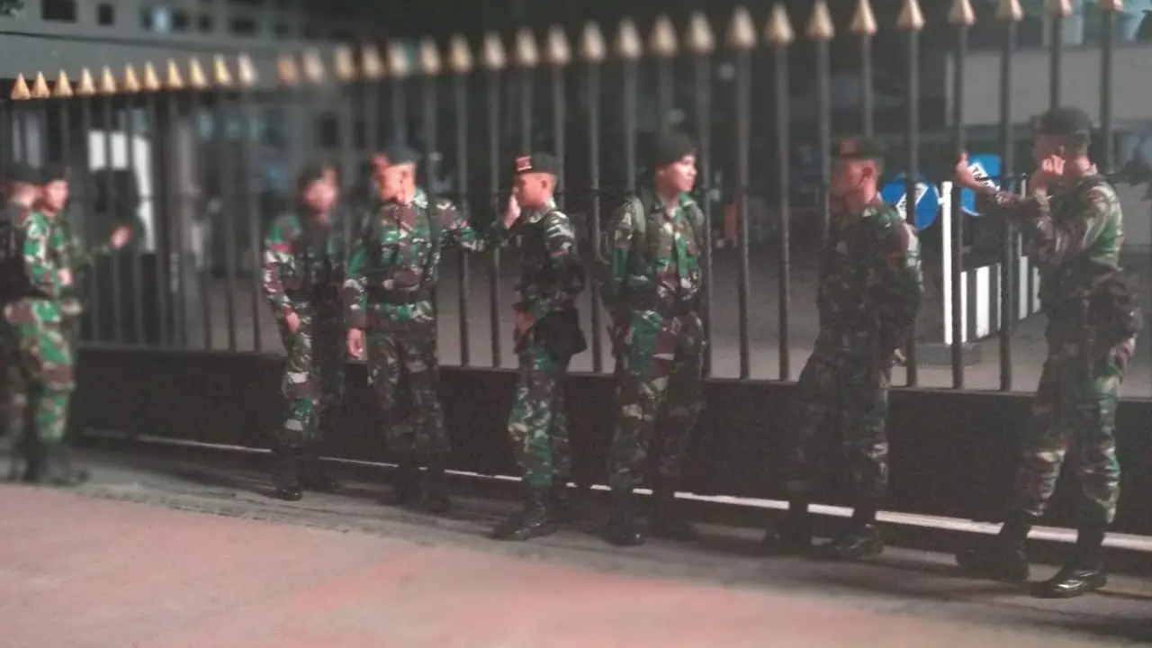 Pintu belakang Mabes Angkatan Darat, di Jalan Veteran, Jakarta Pusat, diamankan oleh sejumlah anggota TNI