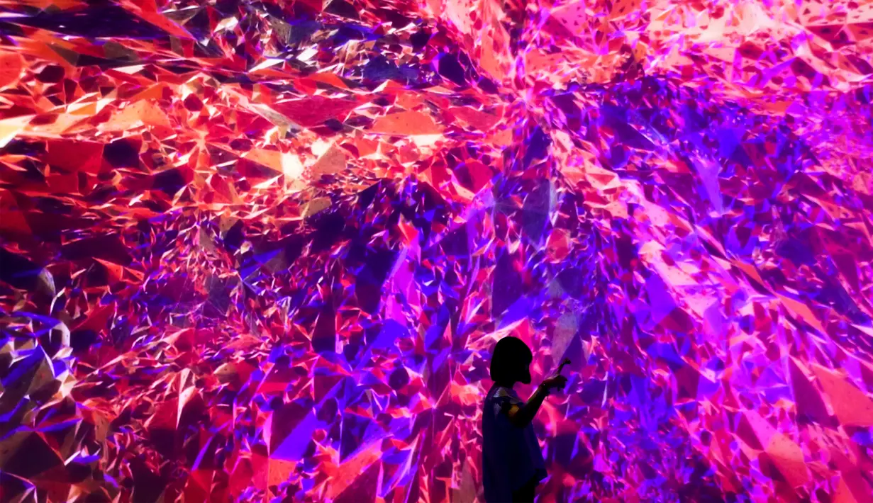 Seorang wanita berswafoto di depan instalasi seni audio visual berjudul “Cornerstone” di Today Art Museum, Beijing, Rabu (9/8). Pameran yang bertemakan ‘.zip’ ini menyajikan karya seni dari berbagai seniman di China. (AP/Andy Wong)