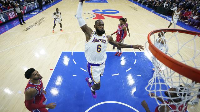Aksi LeBron James saat Lakers melawan Pistons di NBA 2022/2023