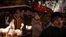 Orang-orang berjalan di pasar Natal Mulhouse, Prancis timur, pada 23 November 2024. (SEBASTIEN BOZON/AFP)
