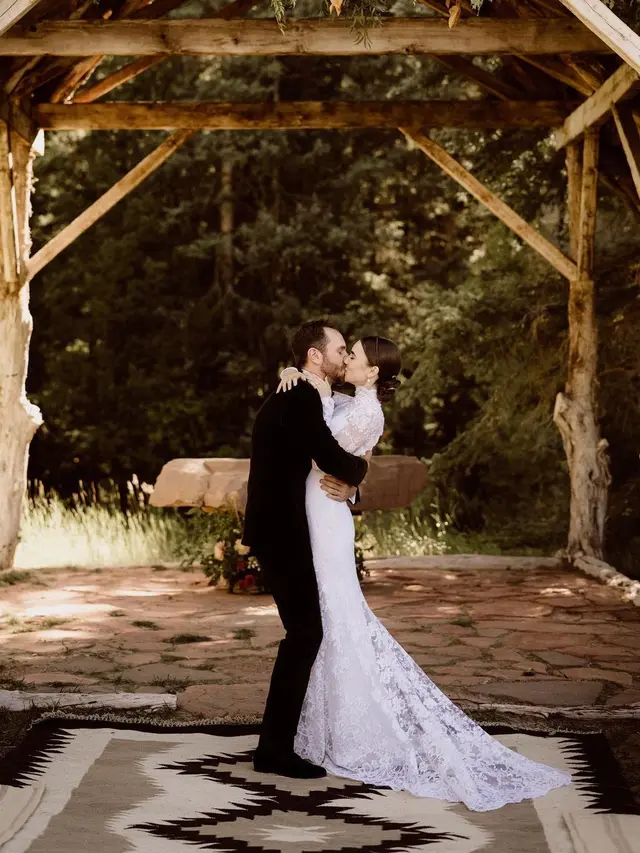 Gaun pengantin Lily Collins yang dirancang Ralph Lauren