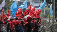 Ribuan buruh yang terdiri dari berbagai serikat, melakukan unjuk rasa di depan Istana Negara, Jakarta, Kamis (15/10). (Liputan6.com/Faizal Fanani)