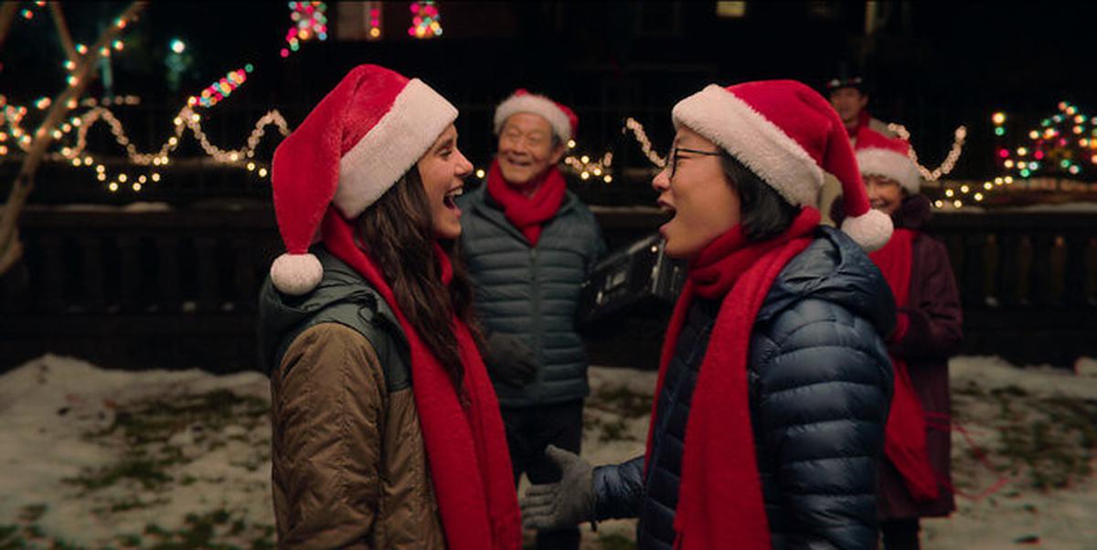 Nina Dobrev dan Jimmy O. Yang di film Love Hard © dok. Netflix/Love Hard