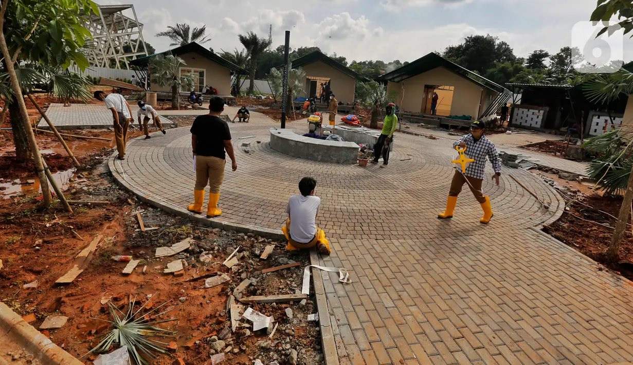 Sejumlah pekerja terlihat di pembangunan penambahan ruang isolasi di Rumah Lawan COVID (RLC) Serpong, Tangerang Selatan, Kamis (11/2/2021). Pemkot Tangsel membangun tenda darurat berkonsep Tenda Glamour Camping untuk menampung pasien Covid-19 di pusat karantina itu. (Liputan6.com/Angga Yuniar)