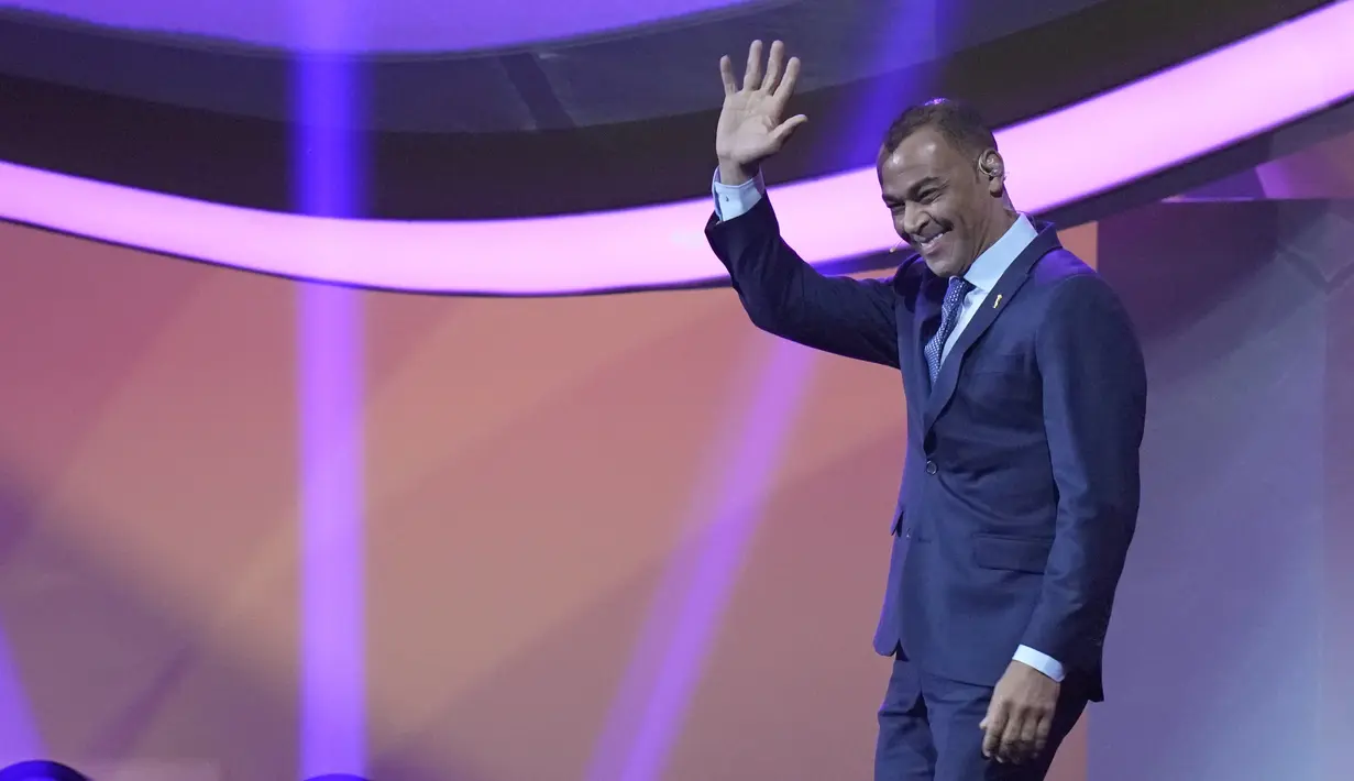Mantan pesepak bola Brasil Cafu melambai saat tiba di atas panggung untuk membantu pengundian atau drawing Piala Dunia 2022 Qatar di Doha Exhibition and Convention Center di Doha, Qatar pada 1 April 2022. (AP Photo/Darko Bandic)