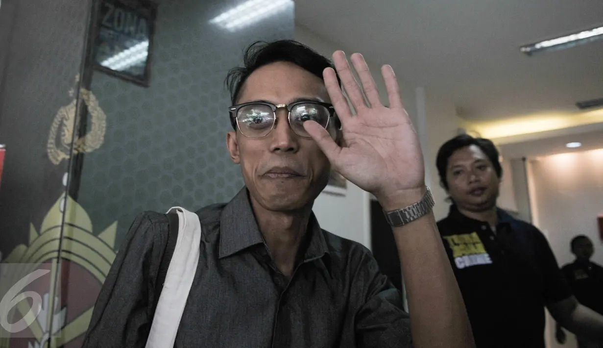 Ario Kiswinar melambaikan tangan ke awak media sebelum menjalani pemeriksaan Mapolda Metro Jaya, Jakarta, Jumat (14/10). Kiswinar diperiksa terkait kasus pencemaran nama baik yang diduga yang dilakukan oleh Mario Teguh. (Liputan6.com/Yoppy Renato)