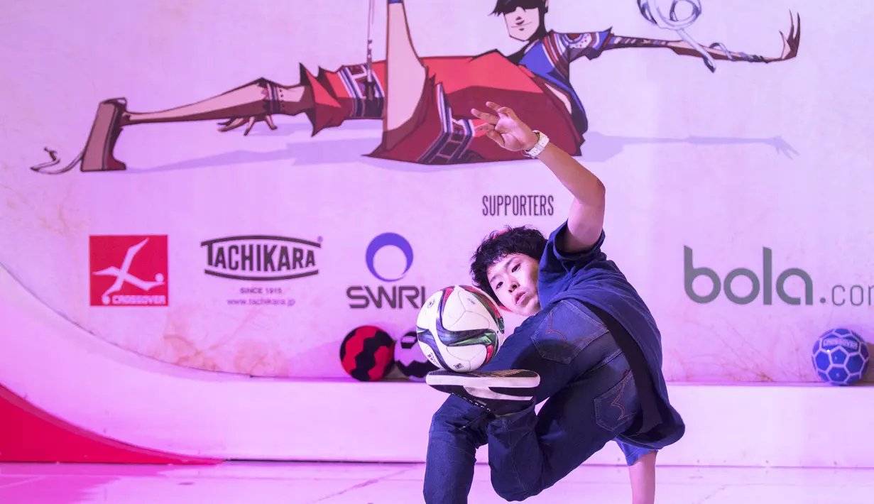 Freestyler Jepang, Kosuke, tampil pada final Asian Freestyle Football Championship 2015 di Pluit Mall, Jakarta, Minggu (15/11/2015). Kosuke berhasil menjadi juara mengalahkan PWG. (Bola.com/Vitalis Yogi Trisna)