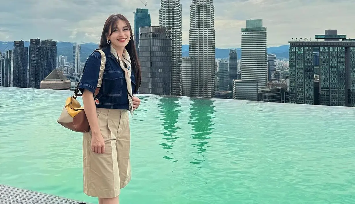 Ayu Ting-Ting tampil bergaya semi kasual dengan outfit yang harganya di bawah Rp1jutaan. [@ayutingting92]