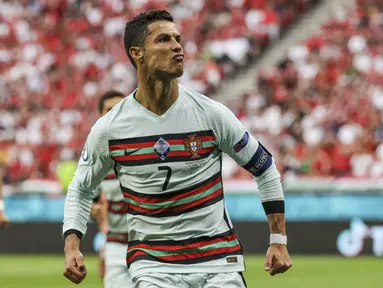 Penyerang Portugal, Cristiano Ronaldo melakukan selebrasi usai mencetak gol ke gawang Hungaria pada pertandingan grup F Euro 2020 di stadion Ferenc Puskas di Budapest, Hungaria, Selasa (15/6/2021). Ronaldo mencetak dua gol dipertandingan ini dan mengantar Portugal menang atas Hungaria 3-0. (Bernadet