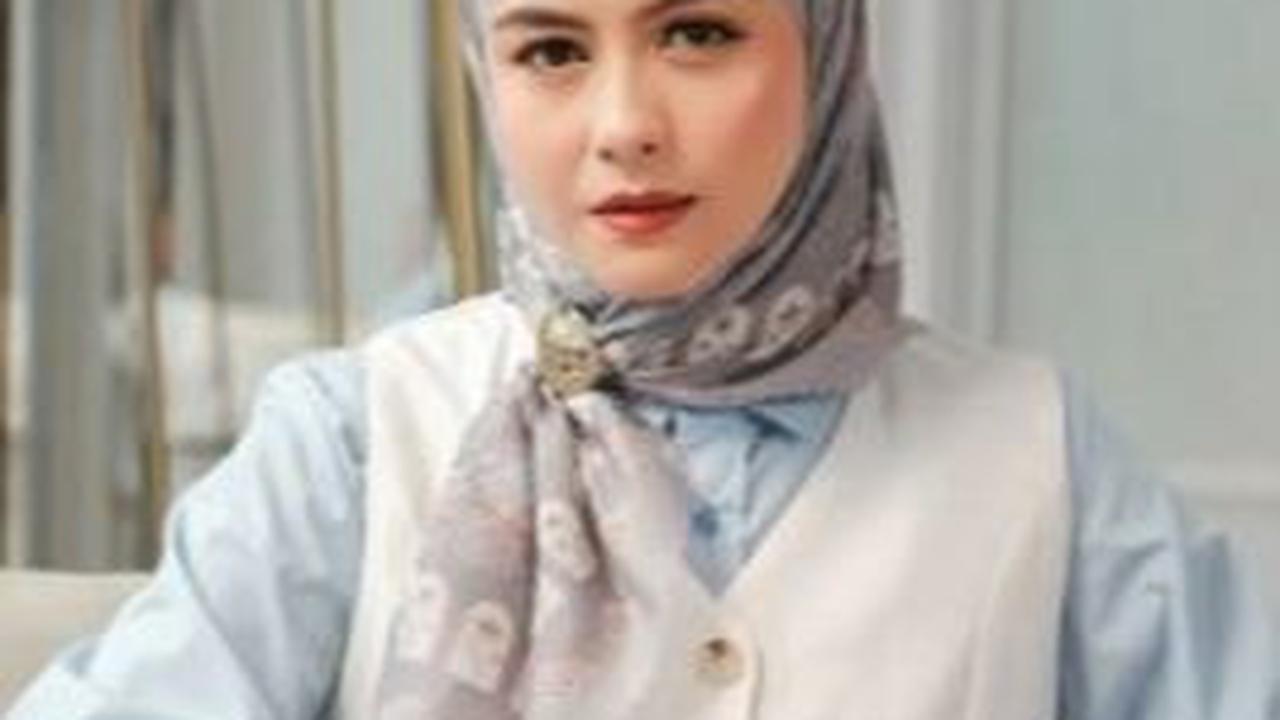 Revalina S Temat juga yakin berhijrah sejak tahun 2017. Pada saat itu Reva sempat mendapat tentangan dari sang suami lantaran khawatir keinginannya berhijab hanya sebatas euphoria.
