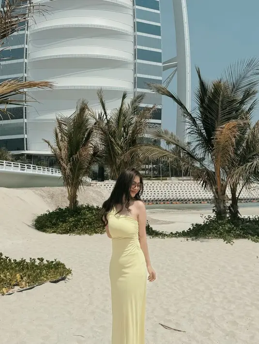 Felicya Angelista menyempurnakan gayanya dengan menenteng tas berwarna merah yang kontras, sandal cokelat, dan sunglasses. [Foto: Instagram/felicyangelista_]