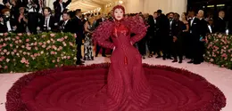 Cardi B mengenakan gaun panjang merah saat menghadiri Met Gala 2019 bertema Camp: Notes on Fashion di The Metropolitan Museum of Art, New York, Amerika Serikat, Senin (6/5/2019). (Photo by Evan Agostini/Invision/AP)