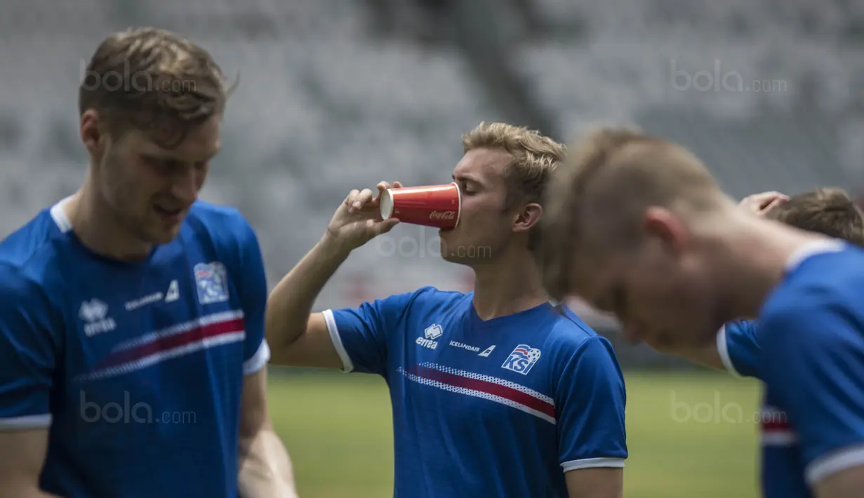 Para pemain Islandia melepas dahaga saat latihan di SUGBK, Jakarta, Sabtu (13/1/2018). Islandia menggelar latihan resmi jelang laga persahabatan melawan Indonesia. (Bola.com/Vitalis Yogi Trisna)