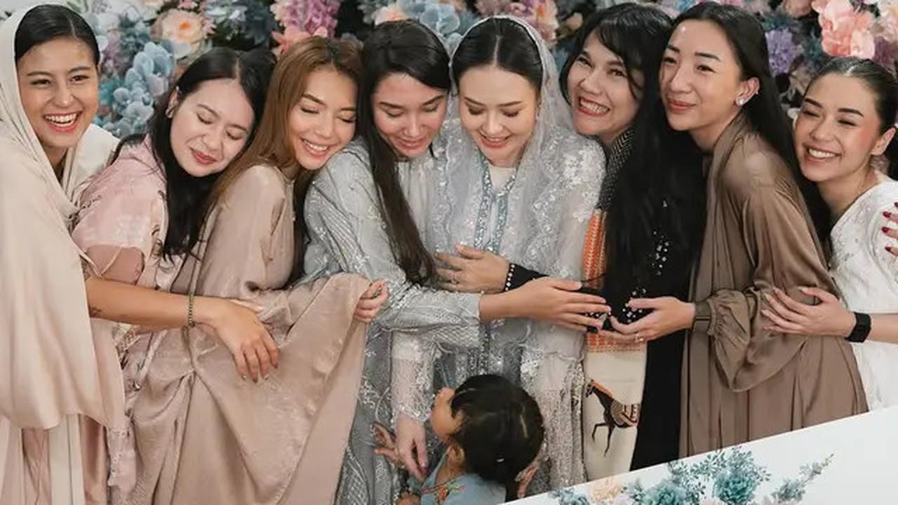 7 Potret Tasyakuran Kehamilan Sarah Gibson, Sempat Dua Kali Keguguran