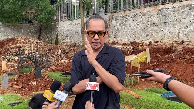 Indra Birowo memakamkan ibunda tercinta.