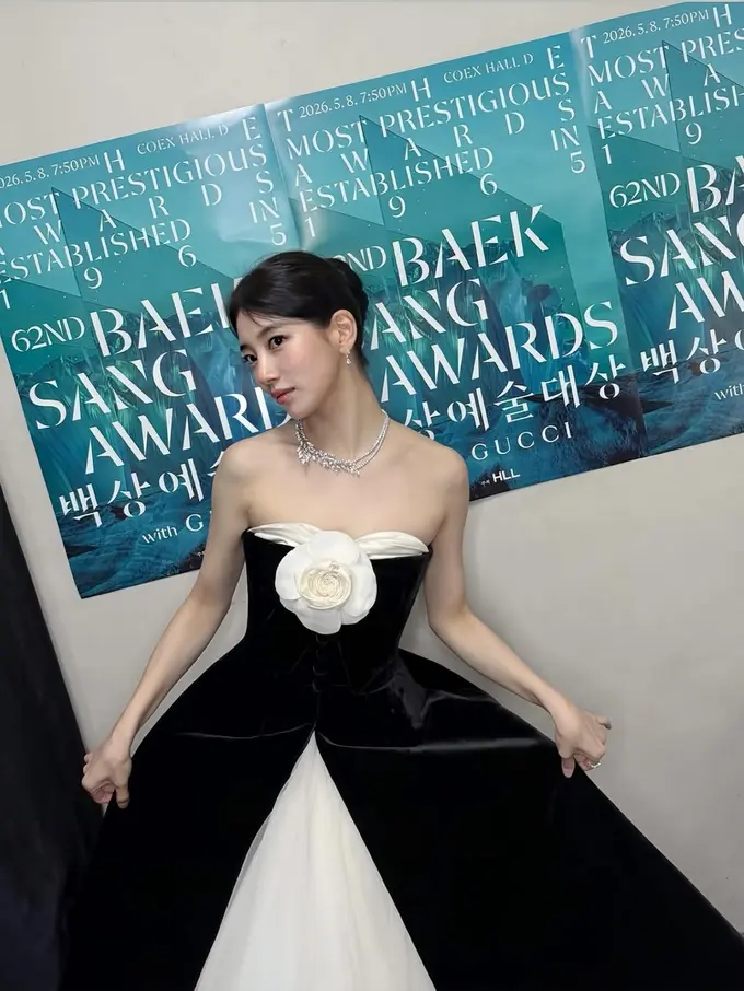 Usai Insiden Dress Kembaran dengan YoonA SNSD, Suzy Bae Bertransformasi dengan Gaun Monokrom saat Mode MC di Baeksang Awards 2026