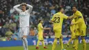 Striker Real Madrid, Cristiano Ronaldo, tampak kecewa usai ditaklukkan Villarreal pada laga La Liga Spanyol di Stadion Santiago Bernabeu, Madrid, Sabtu (13/1/2018). Real Madrid kalah 0-1 dari Villarreal. (AP/Paul White)