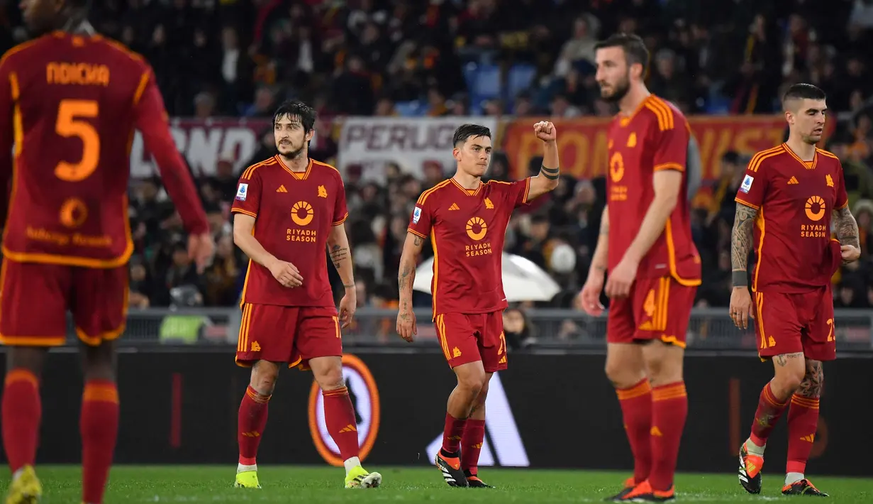 I Giallorossi tidak mengendurkan tempo permainan, Paulo Dybala berhasil mencetak gol kedua pada menit ke-57 dan ketiga (69). (Tiziana FABI/AFP)