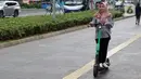 Pengguna otoped listrik Grabwheels melintas di trotoar Jalan Jenderal Sudirman, Jakarta, Kamis (14/11/2019). Pemprov DKI Jakarta melarang penggunaan otoped listrik di trotoar, Jembatan Penyeberangan Orang (JPO) serta pada pelaksanaan Hari Bebas Kendaraan. (Liputan6.com/Helmi Fithriansyah)