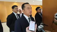 Menteri Sekretaris Negara Prasetyo Hadi usai pelantikan di Kantor Kementerian Sekretariat Negara Jakarta, Jumat (29/11/2024). (Liputan6.com/Lizsa Egeham)