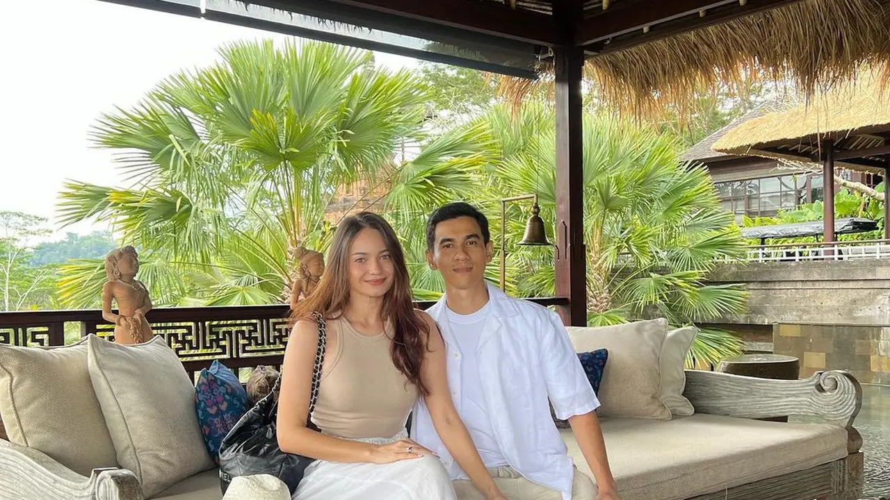Enzy Storia Kenakan Outfit Kasual Minimalis dengan Harga Maksimalis Saat Honeymoon di Bali