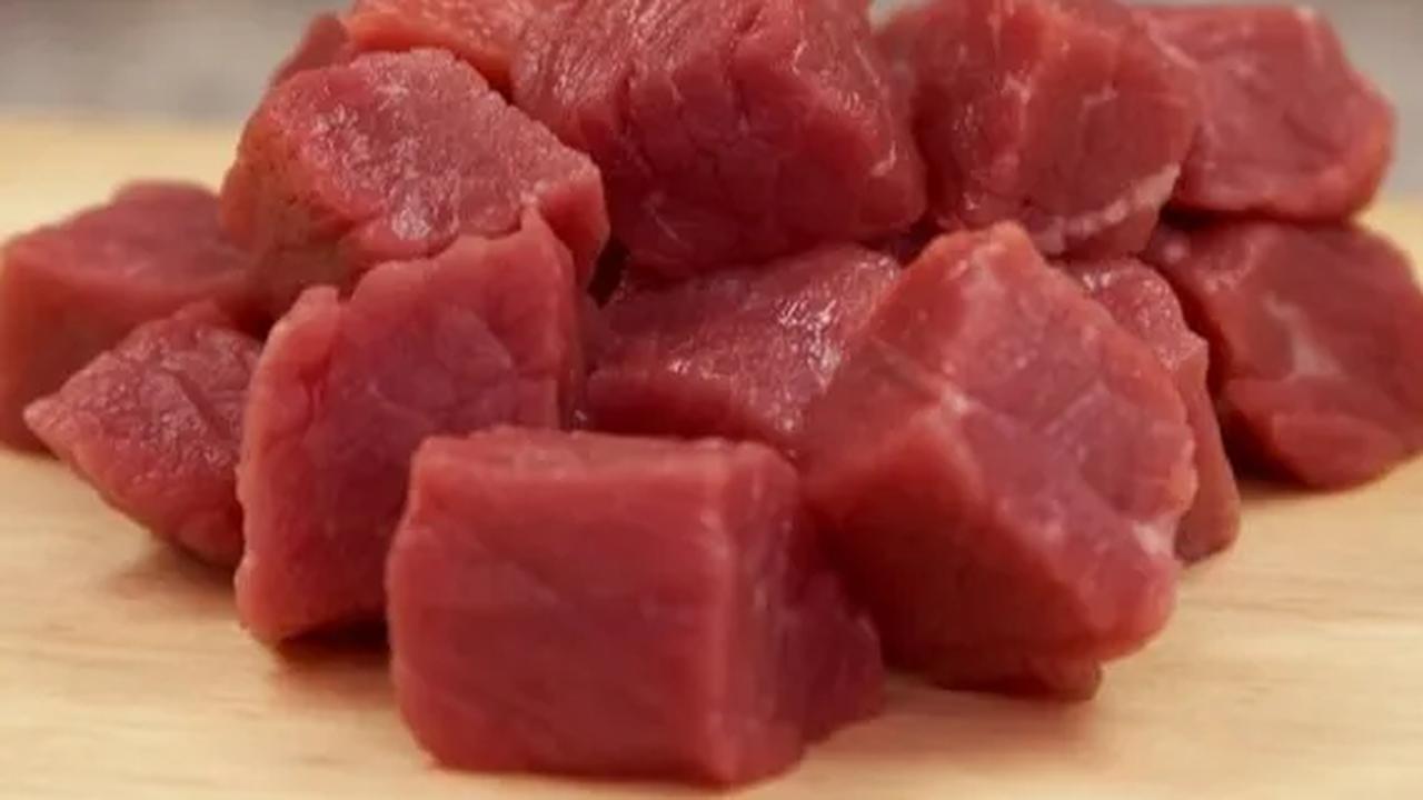 Nadia meminta masyarakat tidak membeli daging murah untuk menghindari antraks. Selain itu, masyarakat sebaiknya hanya membeli daging di rumah potong hewan (RPH) resmi.