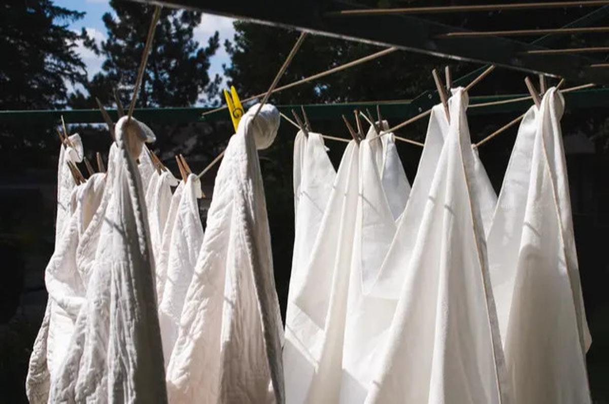 5 Tips Mencuci Baju Putih Agar Tetap Cerah dan Tidak Kusam