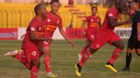 Selebrasi gol Kalteng Putra yang dicetak Ferinando Pahabol ke gawang Bali United di Stadion Sultan Agung, Bantul, Rabu (26/6/2019). (Bola.com/Vincentius Atmaja)