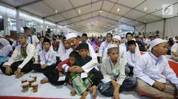 Dirut  PT Perusahaan Gas Negara (Persero) Tbk (PGN) Jobi Triananda Hasjim berkumpul dengan anak yatim piatu dan dhuafa pada  peringatan malam Nuzulul Quran di kantor PGN,  Jakarta Pusat (16/6). (Liputan6.com)