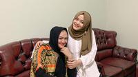 Salah satu anak Sule, Putri Delina dan mendiang ibundanya, Lina. (Instagram @putridelinaa)