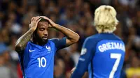 Reaksi striker Prancis, Alexandre Lacazette, setelah gagal mencetak gol ke gawang Luksemburg, Minggu (3/9/2017). (AFP/Frank Fife). 