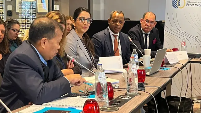 Hamid Awaludin, mantan Menteri Hukum dan HAM, di konferensi tentang perdamaian dunia pada European Resources For Mediation Support, di Kota Brussel, Belgia bersama JK. (Dok Tim Jusuf Kalla)