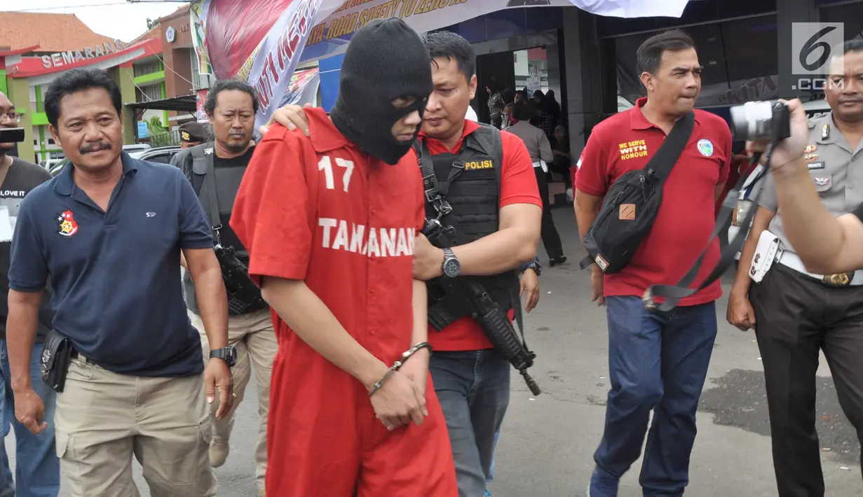 Tersangka kurir narkoba digiring aparat kepolisian pada rilis narkoba di Patwal Simpanglima Semarang, Minggu ( 17/3). Unit Satuan Narkoba Polsek Pedurungan Semarang menangkap kurir narkoba dengan barang bukti 1,3 kg sabu-sabu. (Liputan6.com/Gholib)