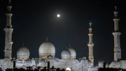 Masjid merupakan sebuah karya seni dengan arsitektur yang spektakuler, desain yang rumit, dan kemegahannya. (FADEL SENNA/AFP)