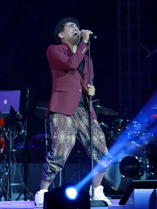 Pria yang dikabarkan memiliki kedekatan dengan Aura Kasih ini pun tak kuasa menahan air mata, ia  berterima kasih atas semua orang yang sudah mau menyaksikan konser ‘Menanti Arah 20 tahun’. (Galih W. Satria/Bintang.com)