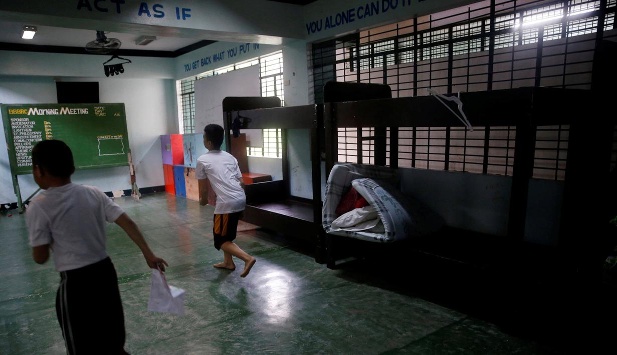 Sejumlah anak bermain saat menjalani pemulihan di asramanya di sebuah pusat rehabilitasi narkoba milik pemerintah di Taguig, Metro Manila, Filipina, Senin (12/12). (REUTERS/Erik De Castro)