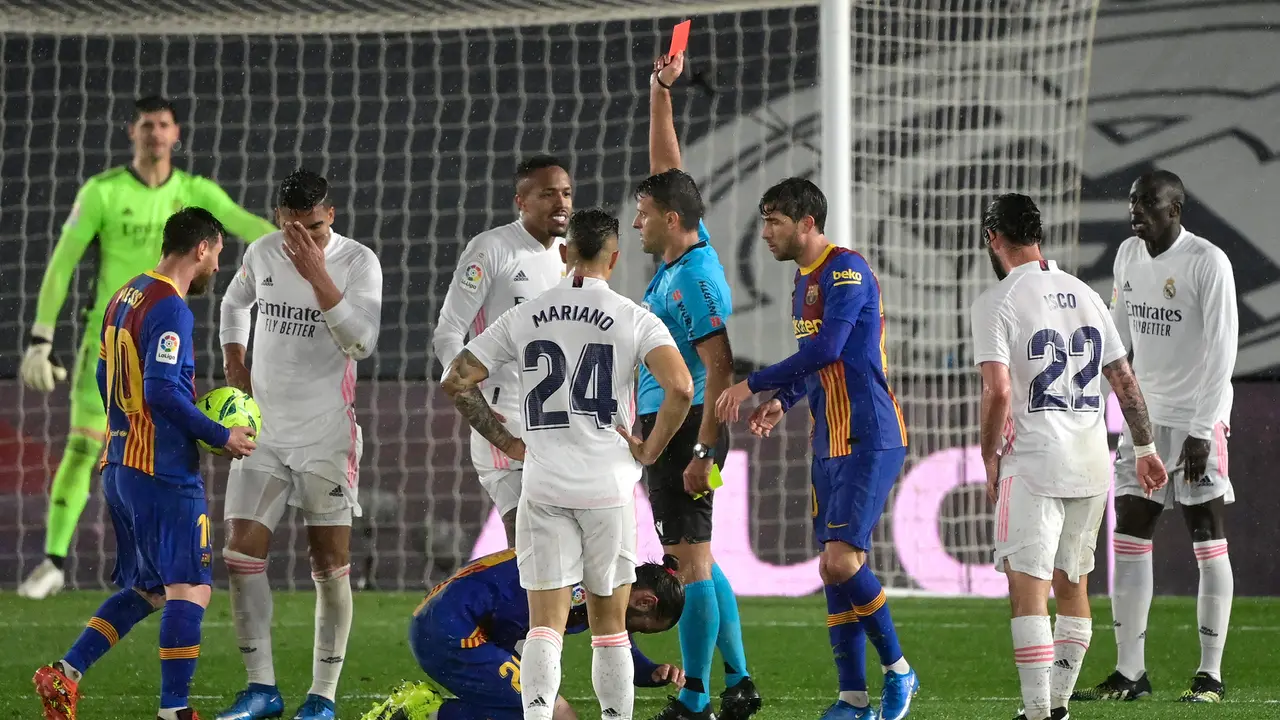 FOTO: Keok 1-2 dari Real Madrid, Barcelona Telan Kekalahan Pertama di 2021 - Casemiro; Wasit Jesus Gil Manzano