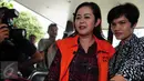 Julia Prasetyarini dikawal saat tiba di Gedung KPK untuk menjalani pemeriksaan, Jakarta, Rabu (2/3/2016). Julia diperiksa sebagai saksi dalam kasus dugaan korupsi di Kementerian PUPR tahun anggaran 2016. (Liputan6.com/Helmi Afandi)