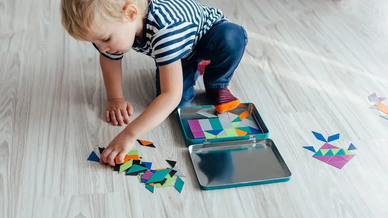 Anak main di lantai (iStock)