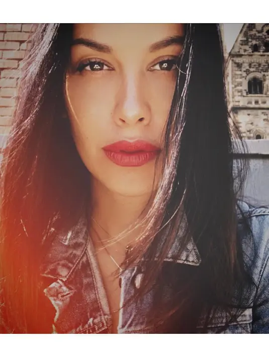 Pemeran The King dalam film Comic 8: Casino Kings part 2 itu kini sedang fokus dengan keluarga dan pekerjaan. Soal jodoh, ia mengaku pasrah dengan takdir Tuhan. Sophia sedang menikmati kesendiriannya. (instagram/sophia_latjuba88)