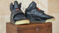 Foto selebaran milik Sotheby's menunjukkan sneakers Nike Air Yeezy 1 yang pernah dipakai rapper Kanye West selama Grammy Awards 2008. Yeezys model high top itu terjual dengan harga 1,8 juta dolar AS (sekitar Rp26 miliar), oleh balai lelang Sotheby pada 26 April 2021. (HO/SOTHEBY'S/AFP)