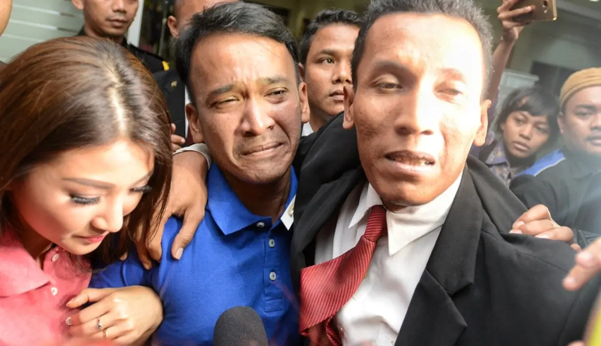 Saat Julia Perez dikabarkan kritis, Ruben Onsu langsung datang. Air matanya tak lagi bisa dibendung ketika melihat kondisi sahabatnya yang menurutnya sedang tidak baik. Begitu juga saat menjalani cuci darah, setia mendampingi. (Adrian Putra/Bintang.com)