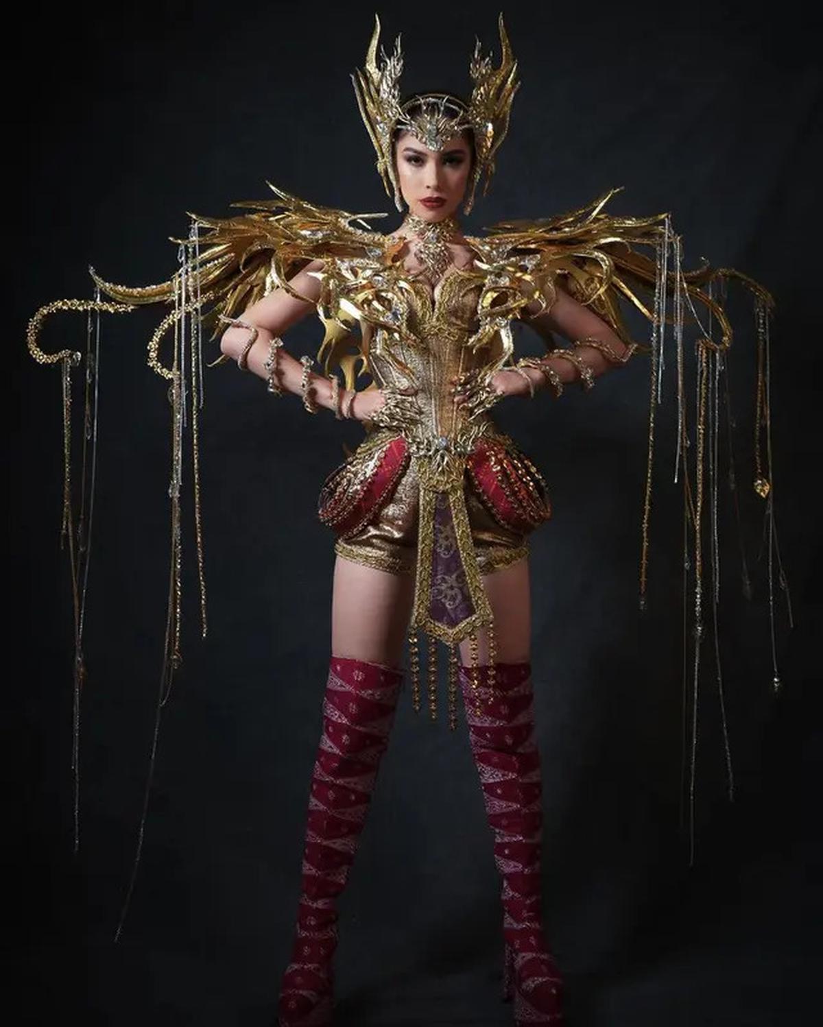 Kostum Nasional Miss Universe Indonesia Clara Shafira Krebs Bertema Malaikat Pelindung Nusantara, Desainnya bak Ksatria Saint Seiya