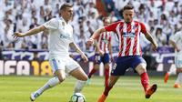 Gelandang Real Madrid, Toni Kroos (kiri) dan pemain tengah Atletico Madrid, Saul Niguez (Foto / LaLiga)
