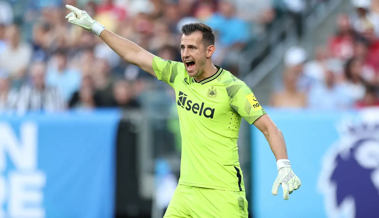Martin Dubravka yang kini berusia 34 tahun sejatinya langsung mengisi posisi kiper utama saat dipermanenkan Newcastle United dari Sparta Praha pada awal musim 2018/2019 dengan mahar 4 juta euro. Namun posisinya diambil-alih oleh Nick Pope sejak musim 2022/2023 hingga kini. Pada musim ini Martin Dubravka sama sekali belum dimainkan di Liga Inggris. (AFP/Getty Images/Tim Nwachukwu)