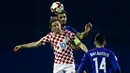 Pemain Kroasia, Luka Modric merebut bola dari pemain Yunani, Alexandros Tziolis pada leg pertama playoff Piala Dunia 2018 di Stadion Maksimir, Zagreb, Jumat (10/11). Kroasia memperbesar peluangnya lolos ke putaran final usai menang 4-1. (AP/Darko Bandic)