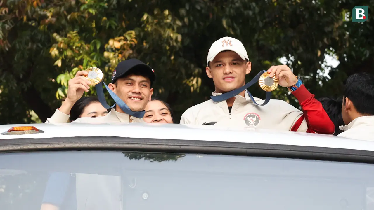 Foto: Melihat Pawai Emas Olimpiade Paris 2024, Veddriq Leonardo dan Rizki Juniansyah Naiki Bus Tingkat Terbuka Menuju Istana Negara