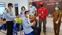 Ka Kanwil Kemenkumham Sumut, Imam Suyudi, meninjau pelaksanaan vaksinasi yang diselenggarakan Binda Sumut di Lapas Kelas I Medan, Senin (4/4/2022)