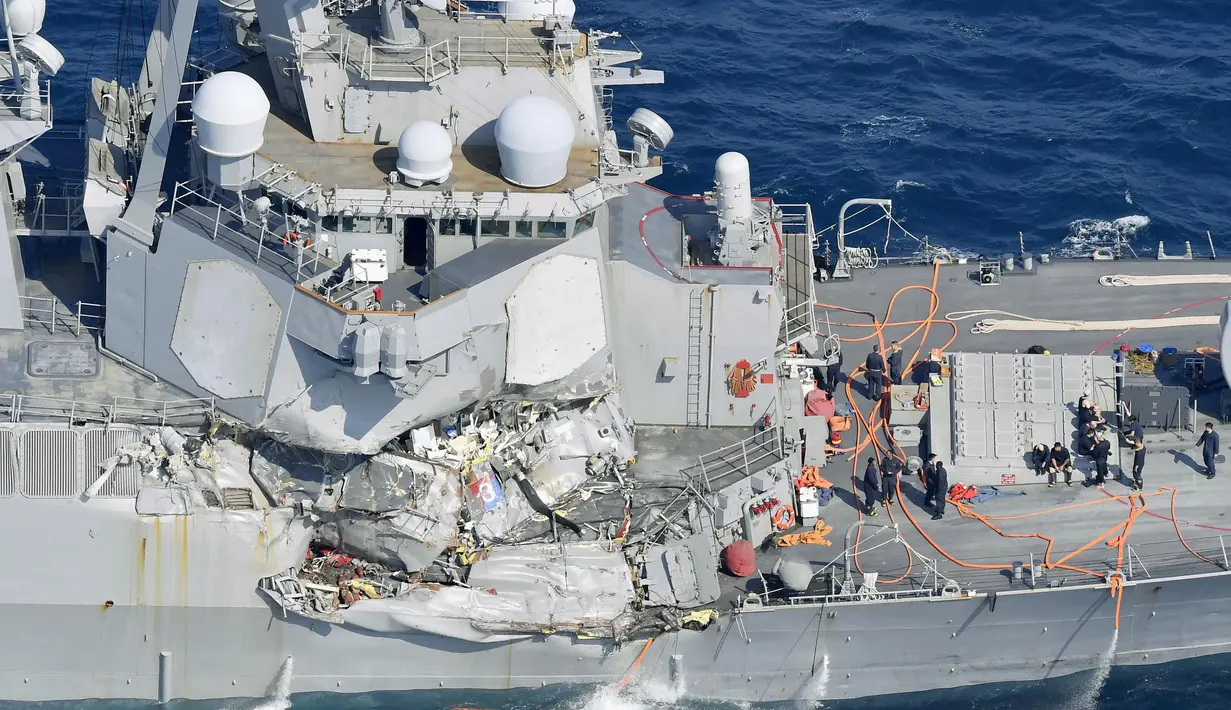 Kondisi kerusakan yang terjadi pada kapal perusak USS Fitzgerald di prefektur Shizuoka, Jepang (17/6). Akibat tabrakan itu, tujuh personel AL Amerika Serikat sempat hilang dan satu orang terluka. (Iori Sagisawa/Kyodo News via AP)